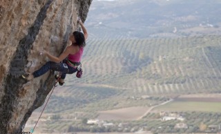 Barbara Raudner klettert Mundo Feliz (8b+), Villanueva del Rosario, Andalucia.