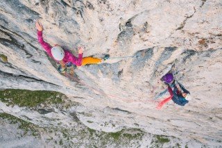 Nora Weidinger klettert Schattenwitz (9-) an der Schartenspitze Nordwand rotpunkt