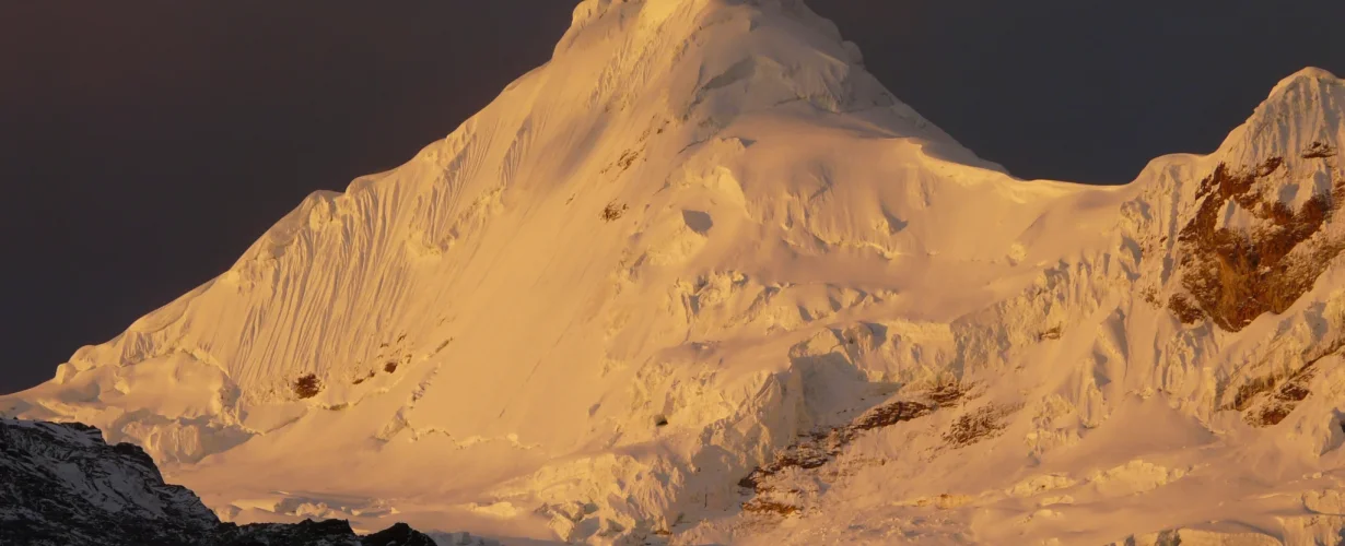 Eisberge in der Cordillera Blanca (Peru) mit dem 6000er Tocllaraju