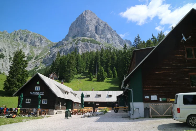 Die Oberst Klinke Hütte vor dem Admonter Kalbling; (c) Clemens Stockner - Eigenes Werk, CC BY-SA 3.0