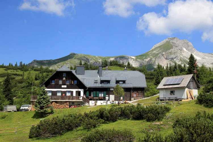 Südostansicht der Sonnschienhütte mit dem 2123 m hohen Ebenstein im Hintergrund; (c) Bwag/Wikimedia
