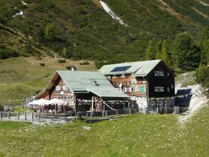 Die Südwiener Hütte in den Radstädter Tauern; (c) Mikmaq