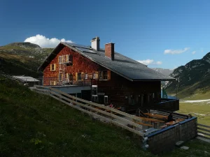 Die Tappenkarseehütte in den Radstädter Tauern; (c) Mikmaq