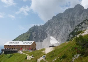 Bergpanorama mit der Gruttenhütte im Vordergrund; (c) Stefan.straub