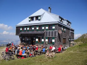 Die Reichensteinhütte am Eisenerzer Reichenstein, Steiermark; (c) IKAl/Wikimedia
